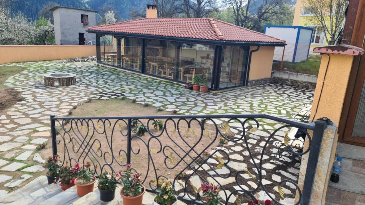 סמוליאן Guesthouse Nefertiti מראה חיצוני תמונה